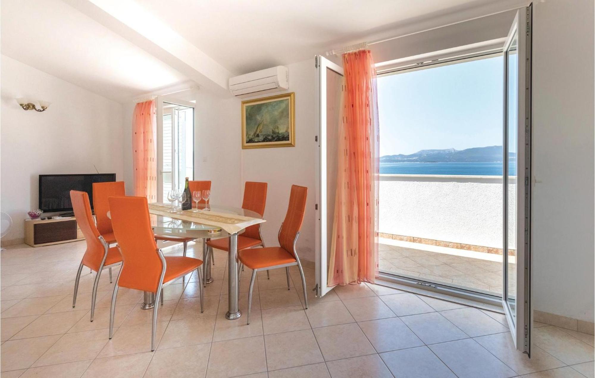 2 Bedroom Lovely Apartment In Komarna クレック エクステリア 写真