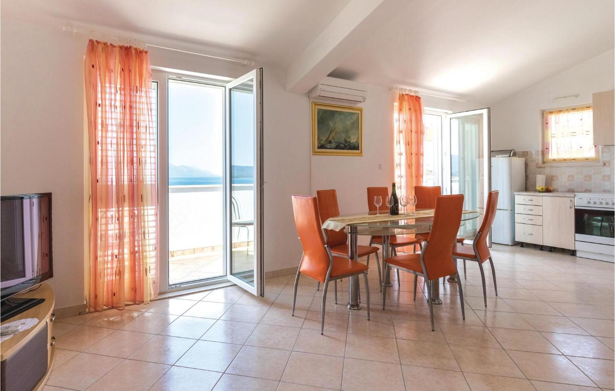 2 Bedroom Lovely Apartment In Komarna クレック エクステリア 写真
