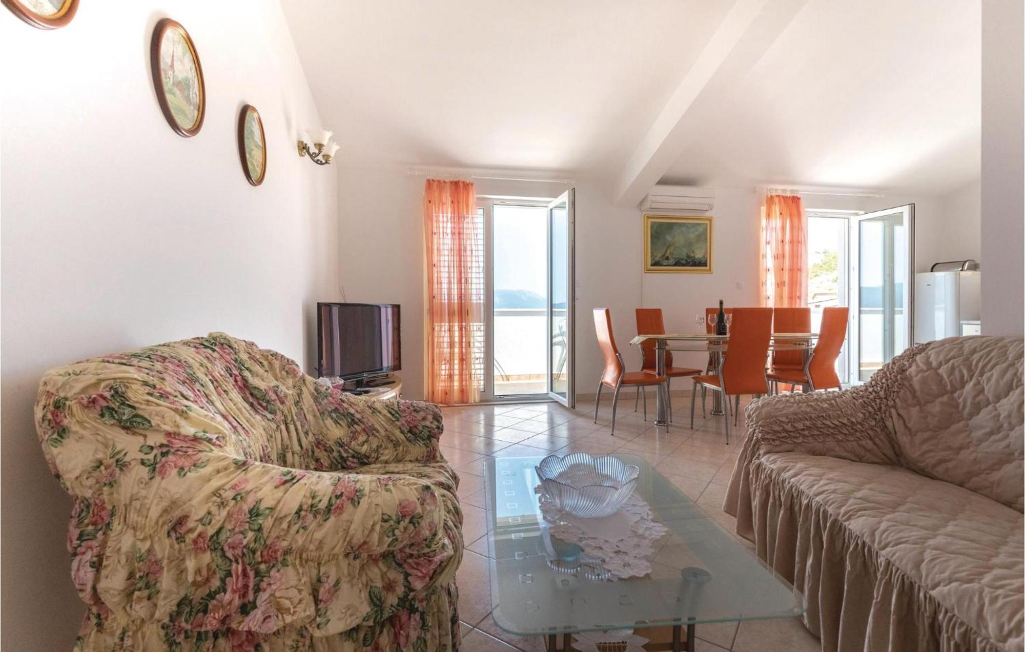 2 Bedroom Lovely Apartment In Komarna クレック エクステリア 写真