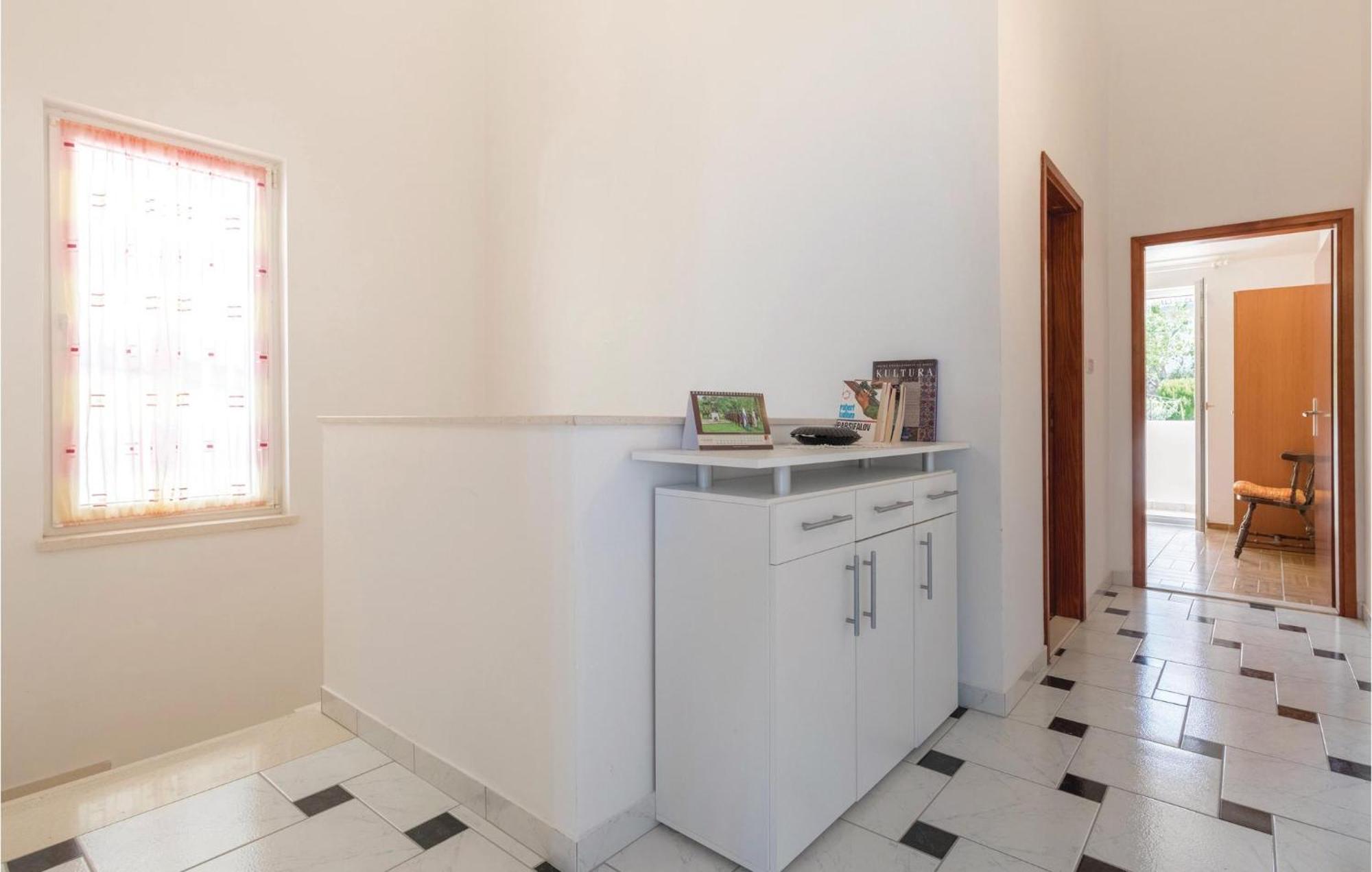 2 Bedroom Lovely Apartment In Komarna クレック エクステリア 写真